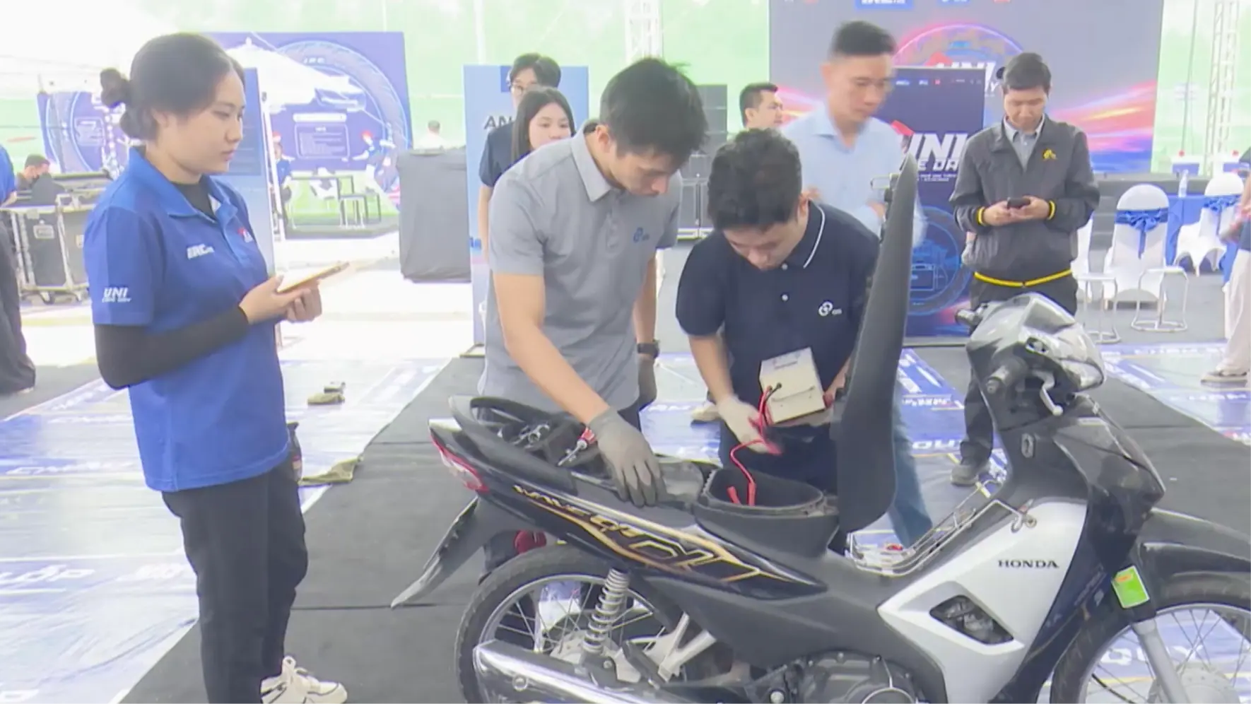 Từ giảng đường đến thực tế của sinh viên ngành phụ trợ xe